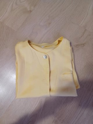 Camicetta gialla con bottoni, taglia S.