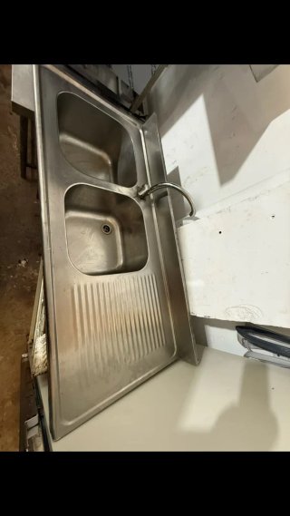 Fregadero de acero inoxidable con escurridor