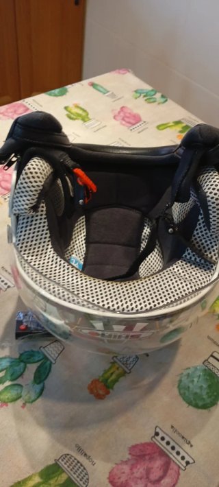 Casco infantil con diseño divertido