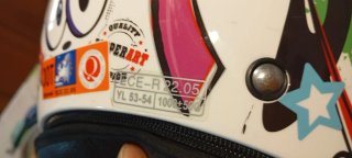 Casco infantil con diseño divertido