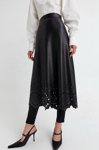 Falda de piel negra
