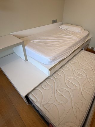 Habitación juvenil blanca con cajones