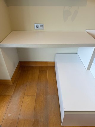 Habitación juvenil blanca con cajones