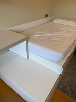 Habitación juvenil blanca con cajones