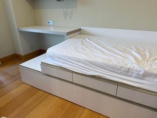 Habitación juvenil blanca con cajones