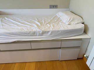 Habitación juvenil blanca con cajones