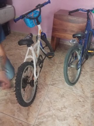 Bicicleta infantil blanca y azul