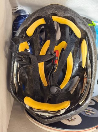 Casco de bicicleta blanco y amarillo