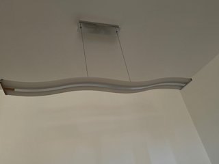 Lámpara de diseño ondulada y luminosa