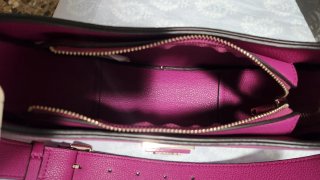 Bolso Guess auténtico morado y dorado
