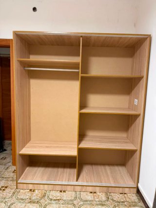Armadio con porte scorrevoli in legno
