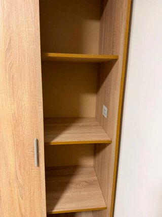 Armadio con porte scorrevoli in legno