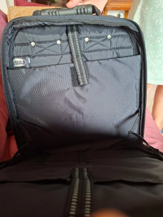 Zaino porta PC nero con dettagli arancioni