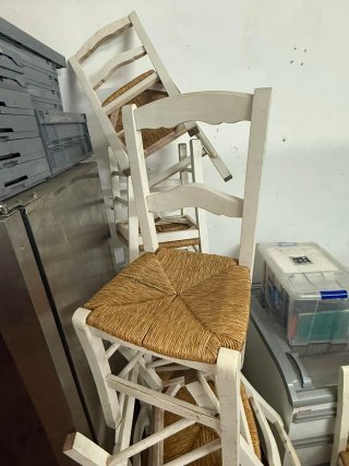 Sillas de madera con asiento de paja