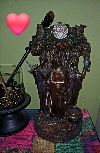 Figura Diosa Hécate (Doncella, Madre, Anciana)