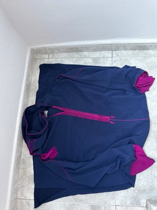 Vestido azul marino con bordado fucsia