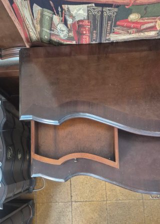 Cómoda de caoba con 4 cajones