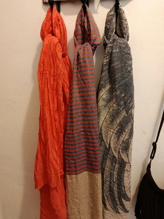 3 foulards multicolor y fucsia