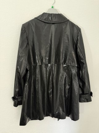 Gabardina efecto piel oversize negra