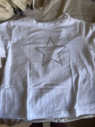 Camiseta blanca con tachuelas plateadas