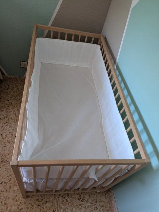 Cuna madera + colchón + ropa de cuna y colchón.