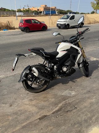 Moto 126cc Naked Blanca y Negra