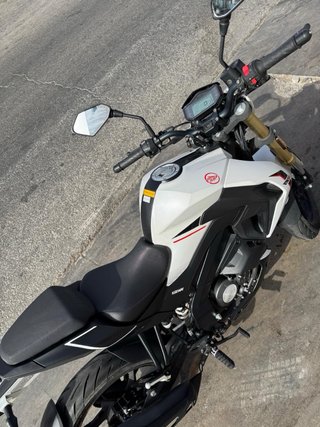 Moto 126cc Naked Blanca y Negra