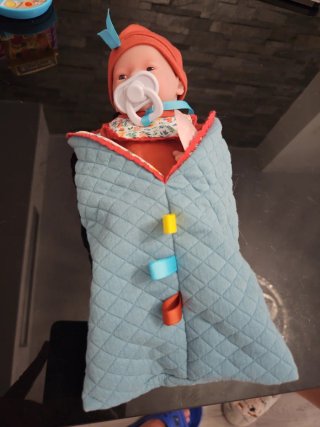 Muñeco bebé con pijama y gorrito
