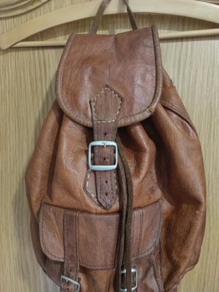 Mochila de cuero marrón