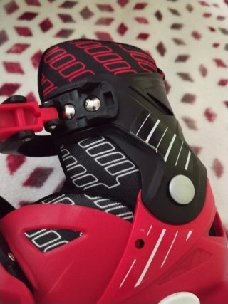 Patines en línea rojos y negros