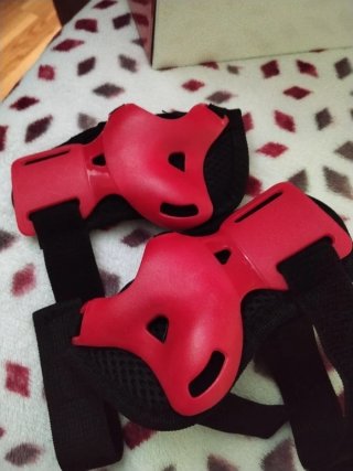Patines en línea rojos y negros
