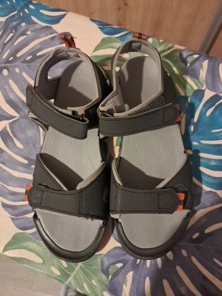 Sandalias de senderismo negras y grises
