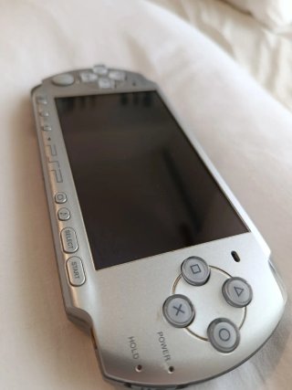PSP Slim Argento + Fotocamera Sony + Caricatore Senza Batteria