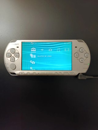 PSP Slim Argento + Fotocamera Sony + Caricatore Senza Batteria