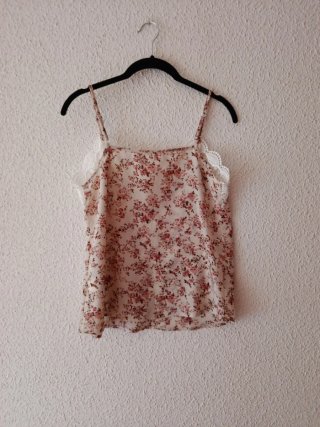 Blusa floral con encaje