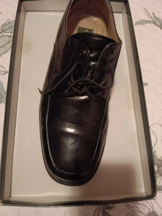 Zapatos de piel negros con cordones. Talla 41