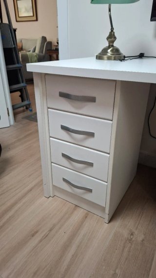 Mesa de estudio blanca con cajoneras