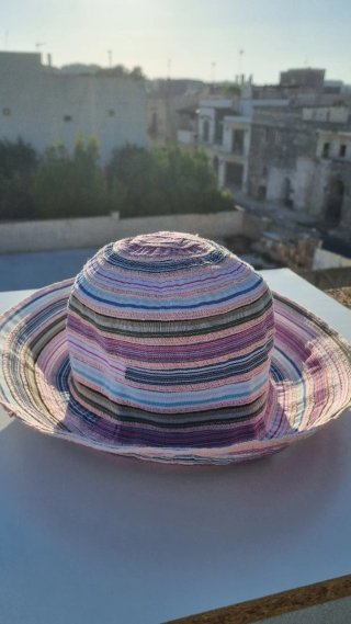 Cappello colorato a righe