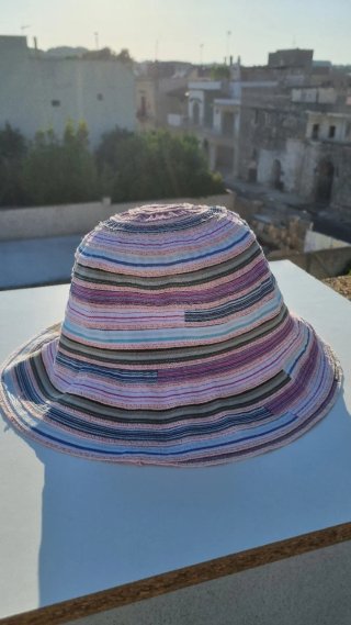 Cappello colorato a righe