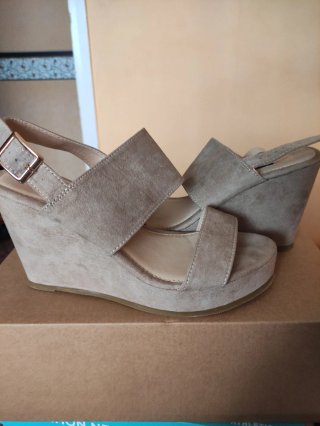 Sandalias de cuña beige