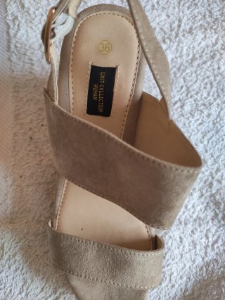 Sandalias de cuña beige