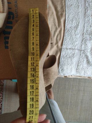 Sandalias de cuña beige
