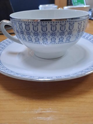 Tazas de porcelana con diseño floral azul