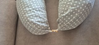 Almohada de lactancia gris lunares
