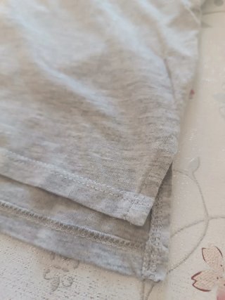 Camiseta gris con estampado tropical