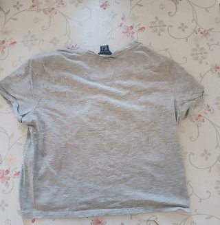 Camiseta gris con estampado tropical