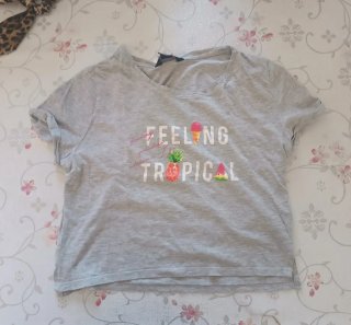 Camiseta gris con estampado tropical