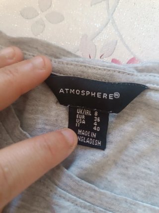 Camiseta gris con estampado tropical