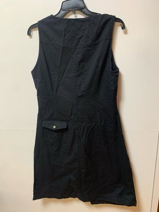 Vestido negro asimétrico estilo cargo