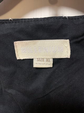 Vestido negro asimétrico estilo cargo